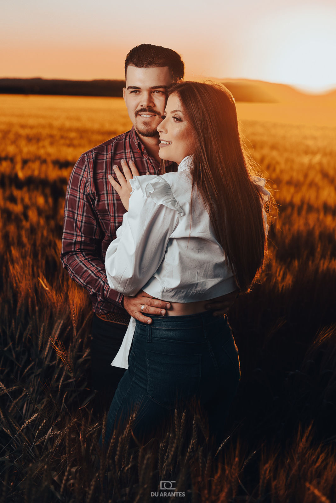 Foto Ensaio de fotos Pre Wedding no campo de trigo no por do sol Foto Ensaio de fotos Pre Wedding no campo de trigo no por do sol - Imagem 5