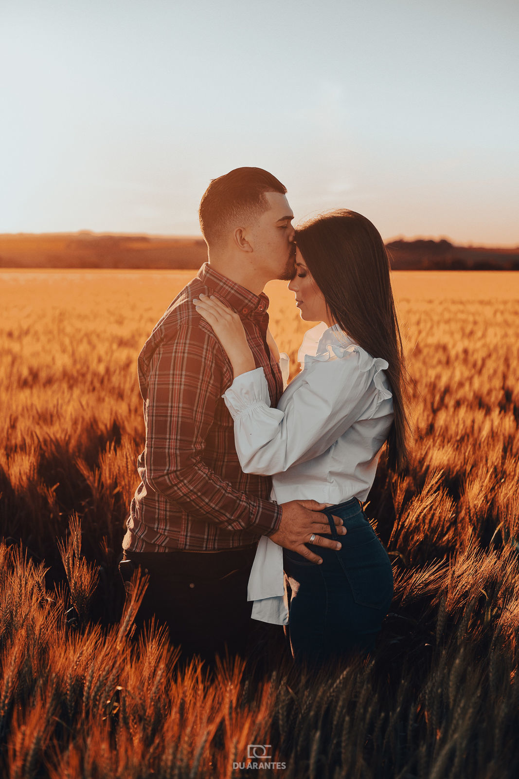 Foto Ensaio de fotos Pre Wedding no campo de trigo no por do sol Foto Ensaio de fotos Pre Wedding no campo de trigo no por do sol - Imagem 12
