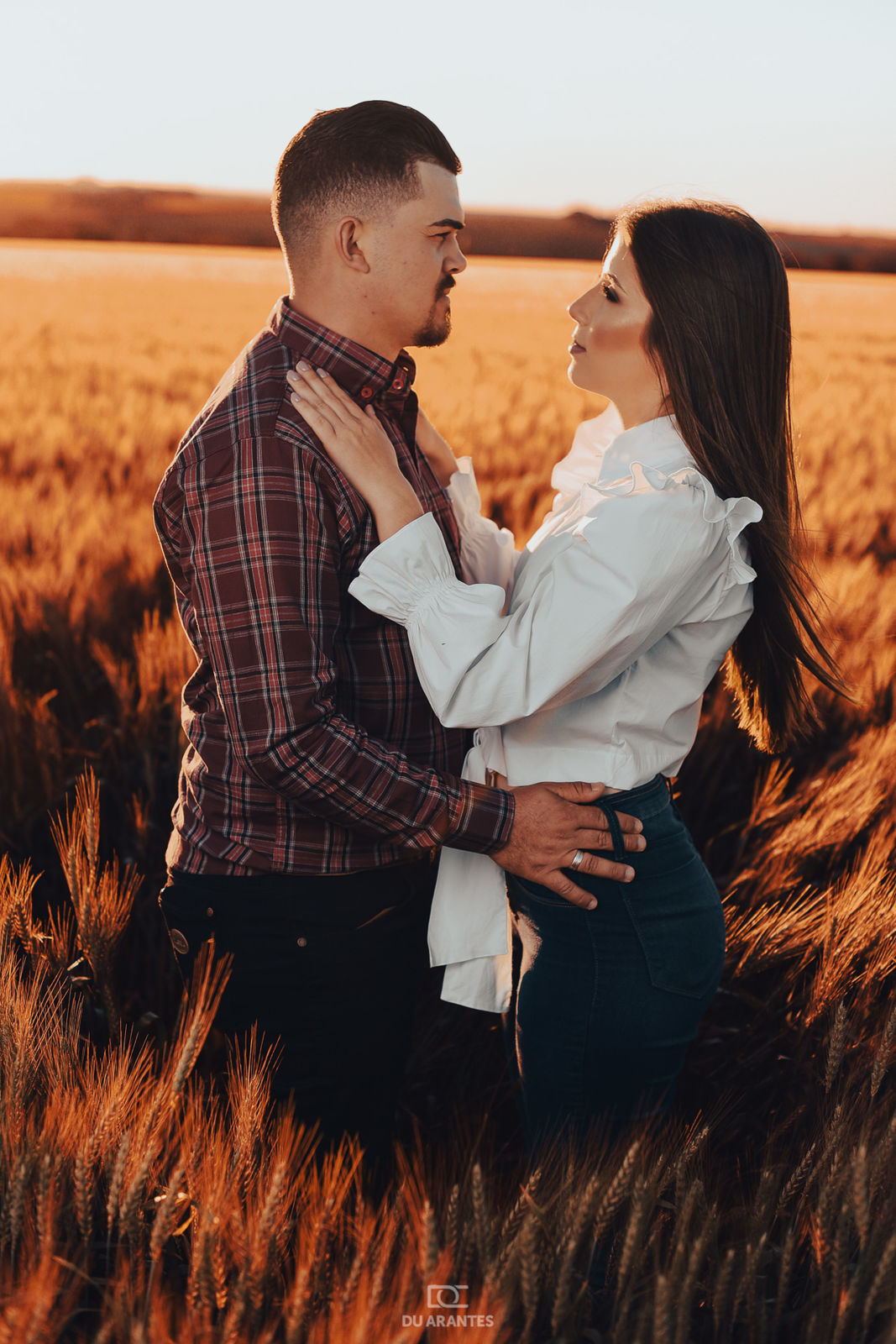 Foto Ensaio de fotos Pre Wedding no campo de trigo no por do sol Foto Ensaio de fotos Pre Wedding no campo de trigo no por do sol - Imagem 2